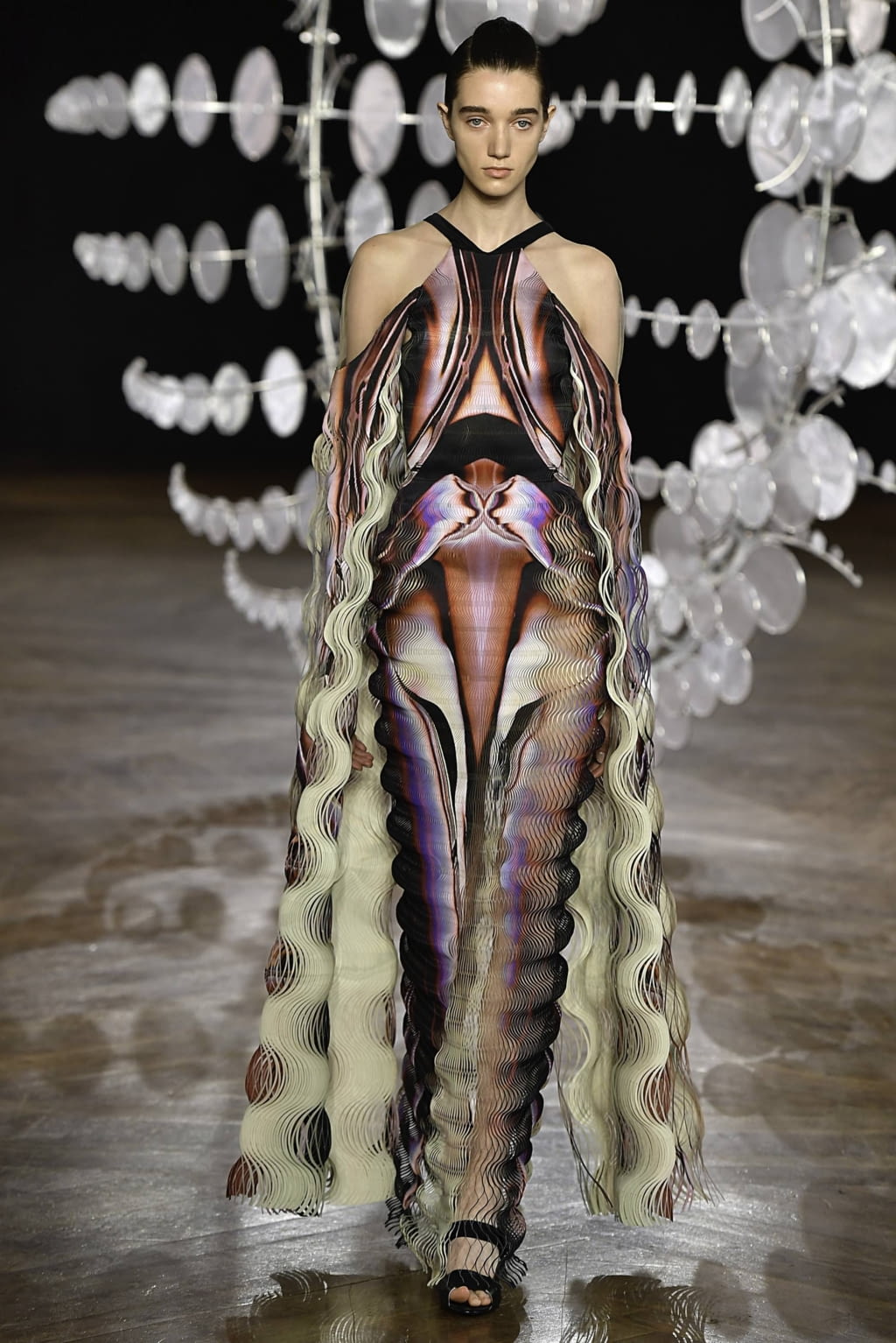 Fashion Week Paris Fall/Winter 2019 look 8 from the Iris Van Herpen collection couture