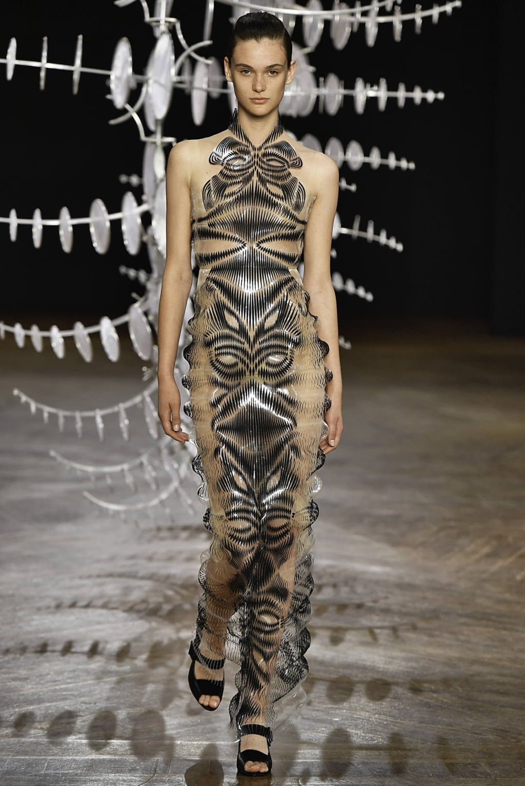 Fashion Week Paris Fall/Winter 2019 look 7 from the Iris Van Herpen collection couture