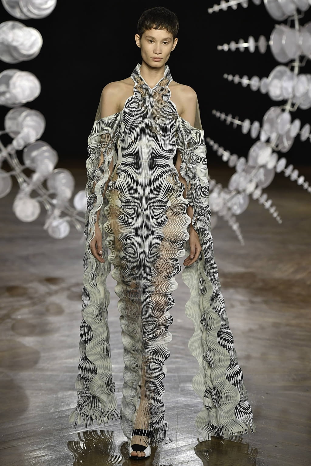 Fashion Week Paris Fall/Winter 2019 look 9 from the Iris Van Herpen collection couture