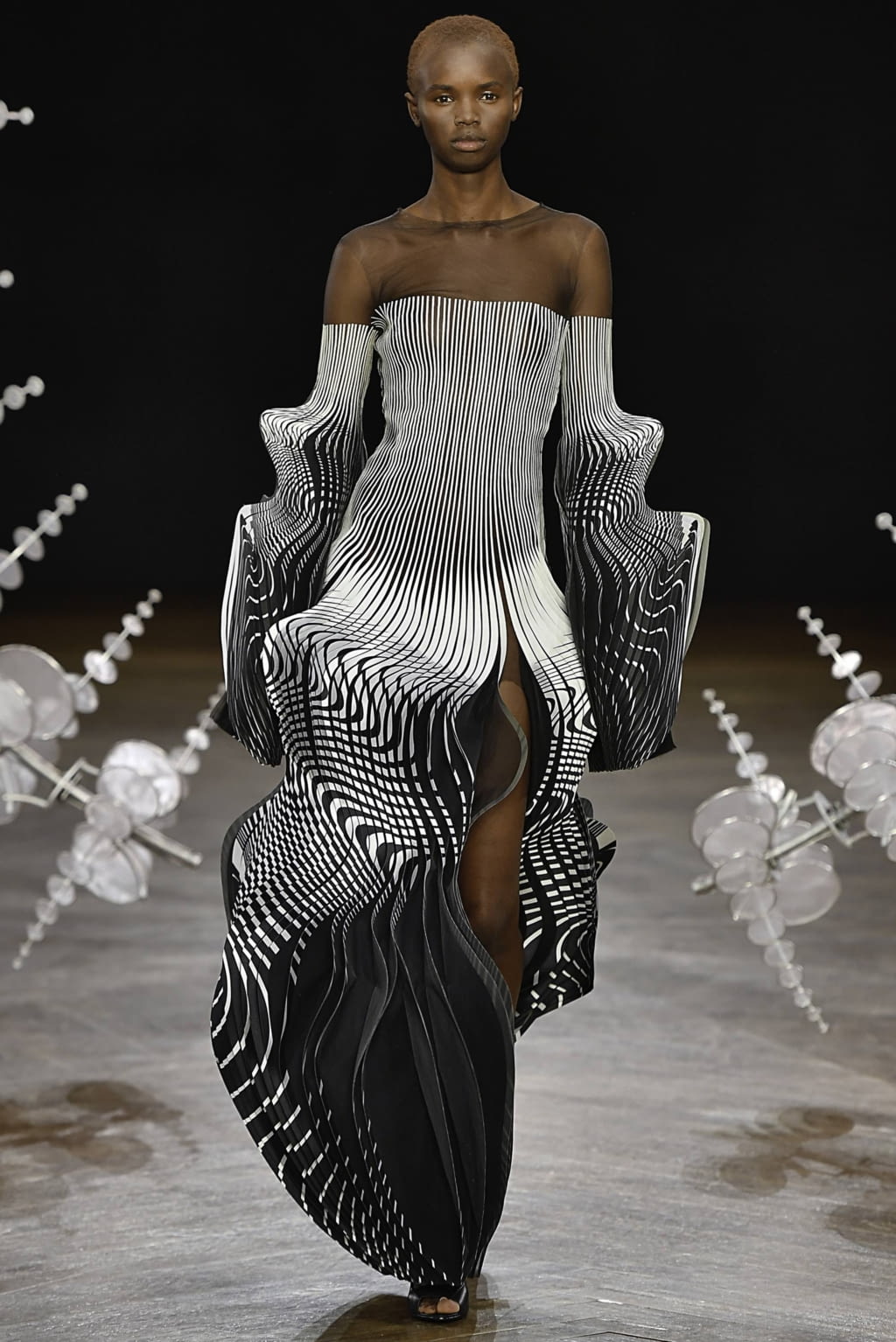 Fashion Week Paris Fall/Winter 2019 look 10 from the Iris Van Herpen collection couture