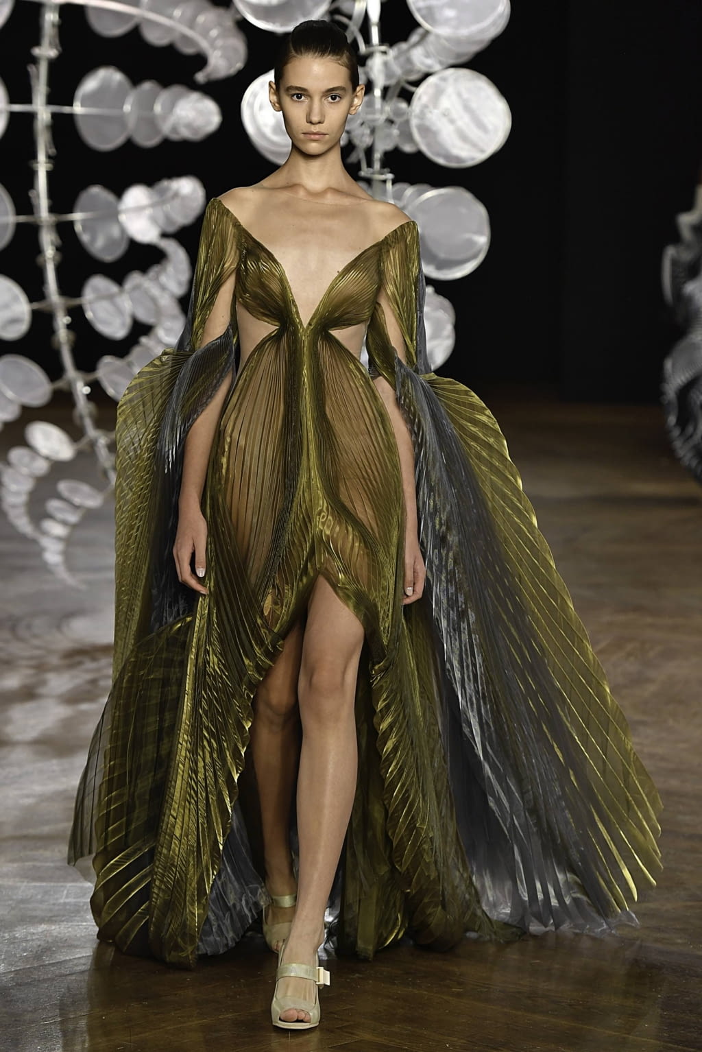 Fashion Week Paris Fall/Winter 2019 look 11 from the Iris Van Herpen collection couture