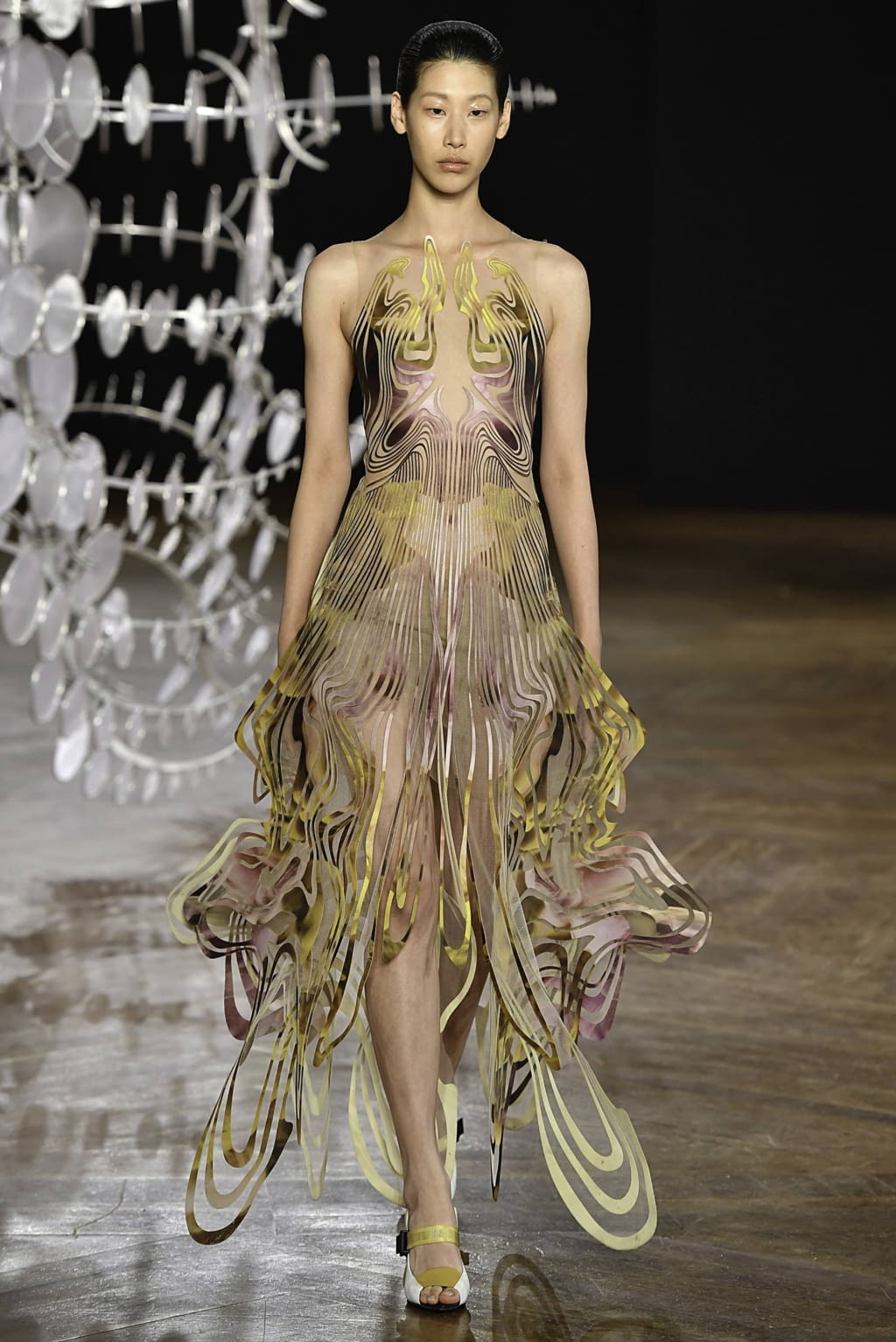 Fashion Week Paris Fall/Winter 2019 look 12 from the Iris Van Herpen collection couture