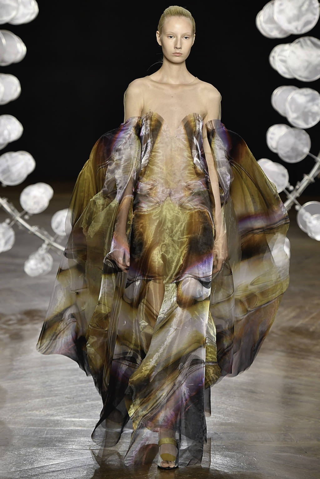 Fashion Week Paris Fall/Winter 2019 look 14 de la collection Iris Van Herpen couture