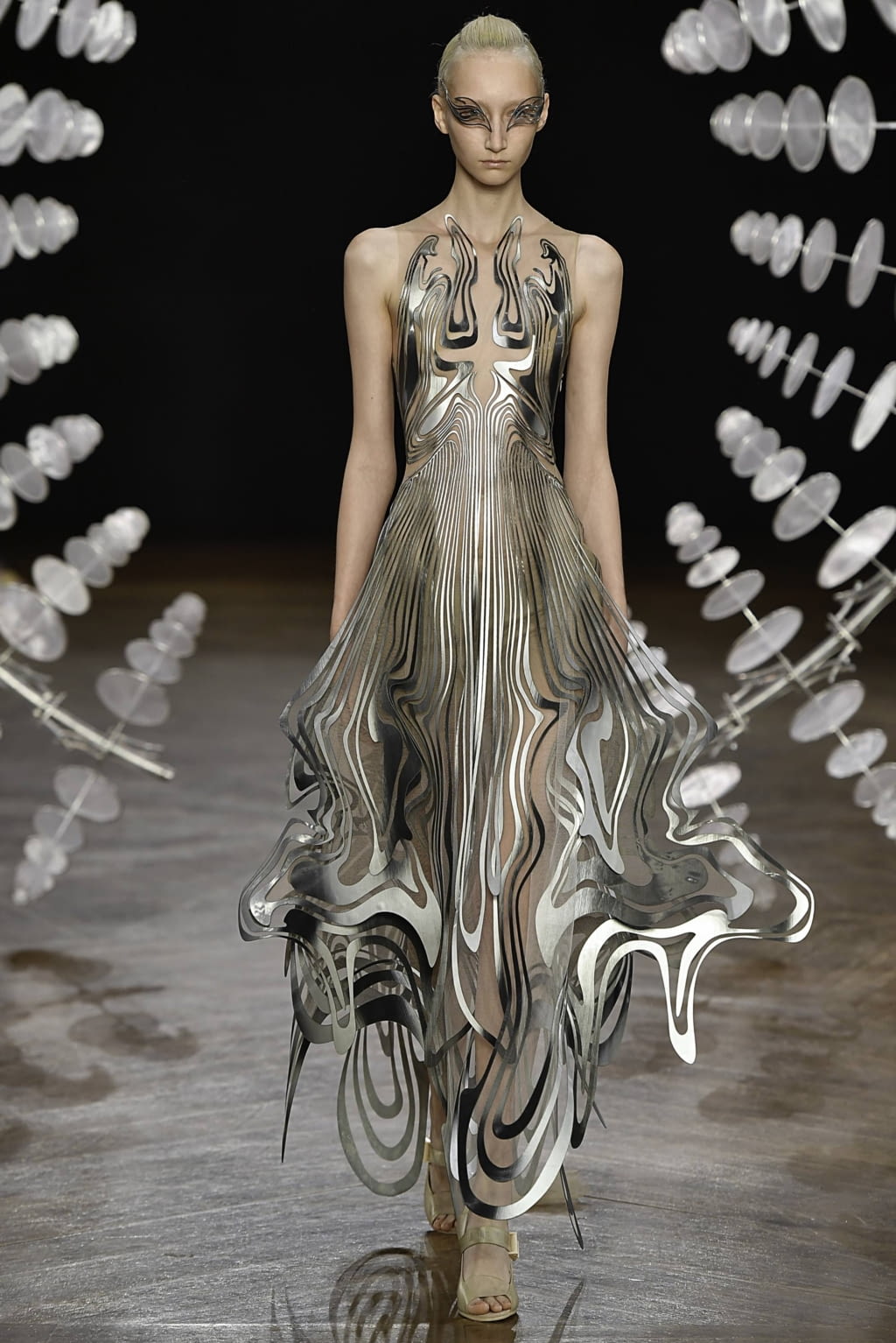 Fashion Week Paris Fall/Winter 2019 look 15 from the Iris Van Herpen collection couture