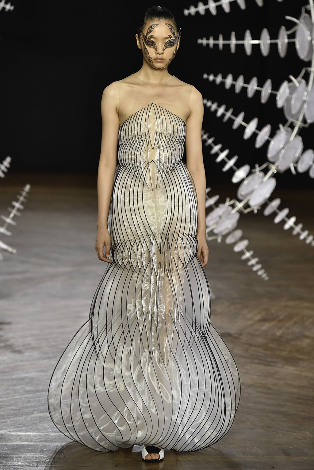 Fashion Week Paris Fall/Winter 2019 look 16 from the Iris Van Herpen collection 高级定制