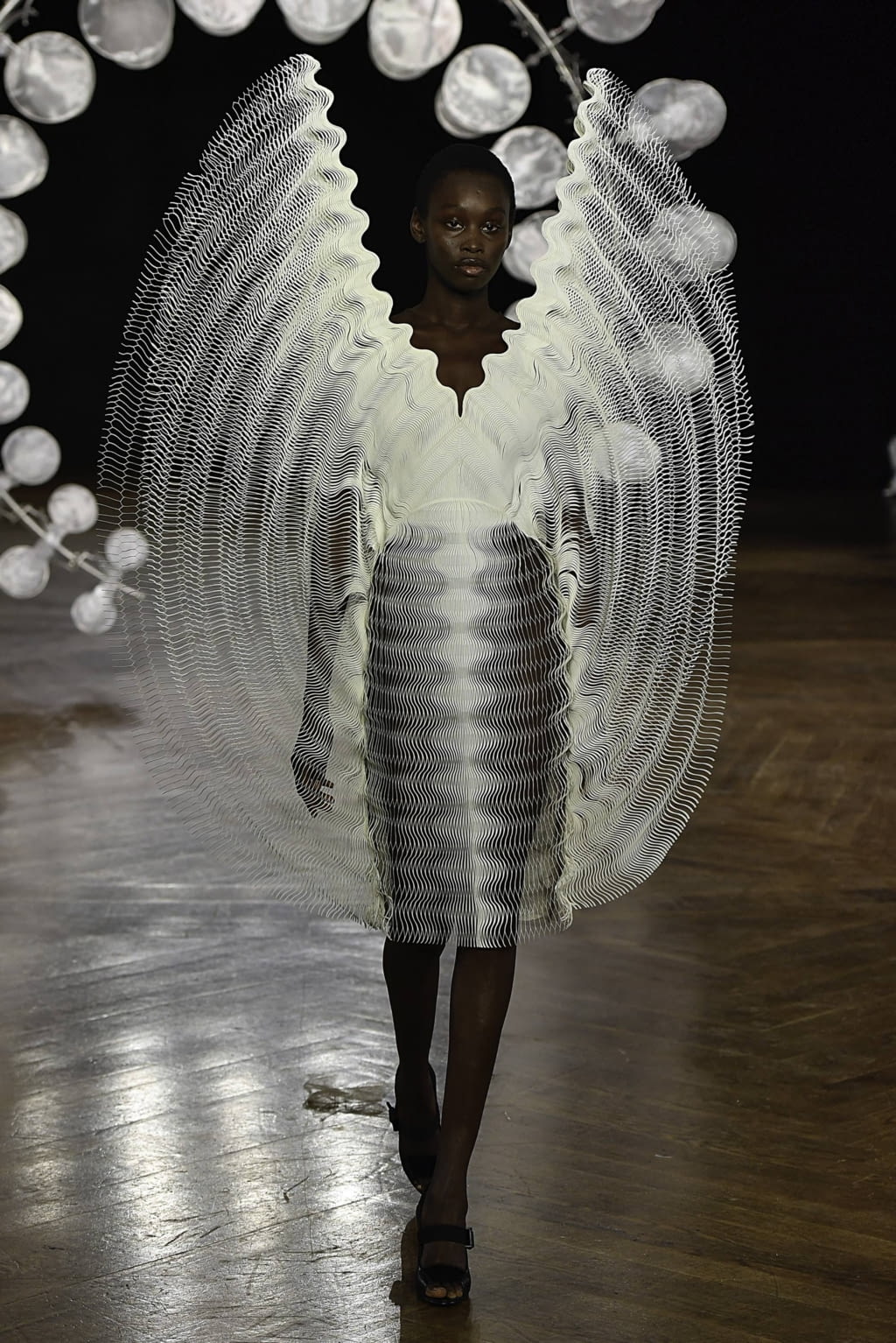 Fashion Week Paris Fall/Winter 2019 look 19 from the Iris Van Herpen collection 高级定制