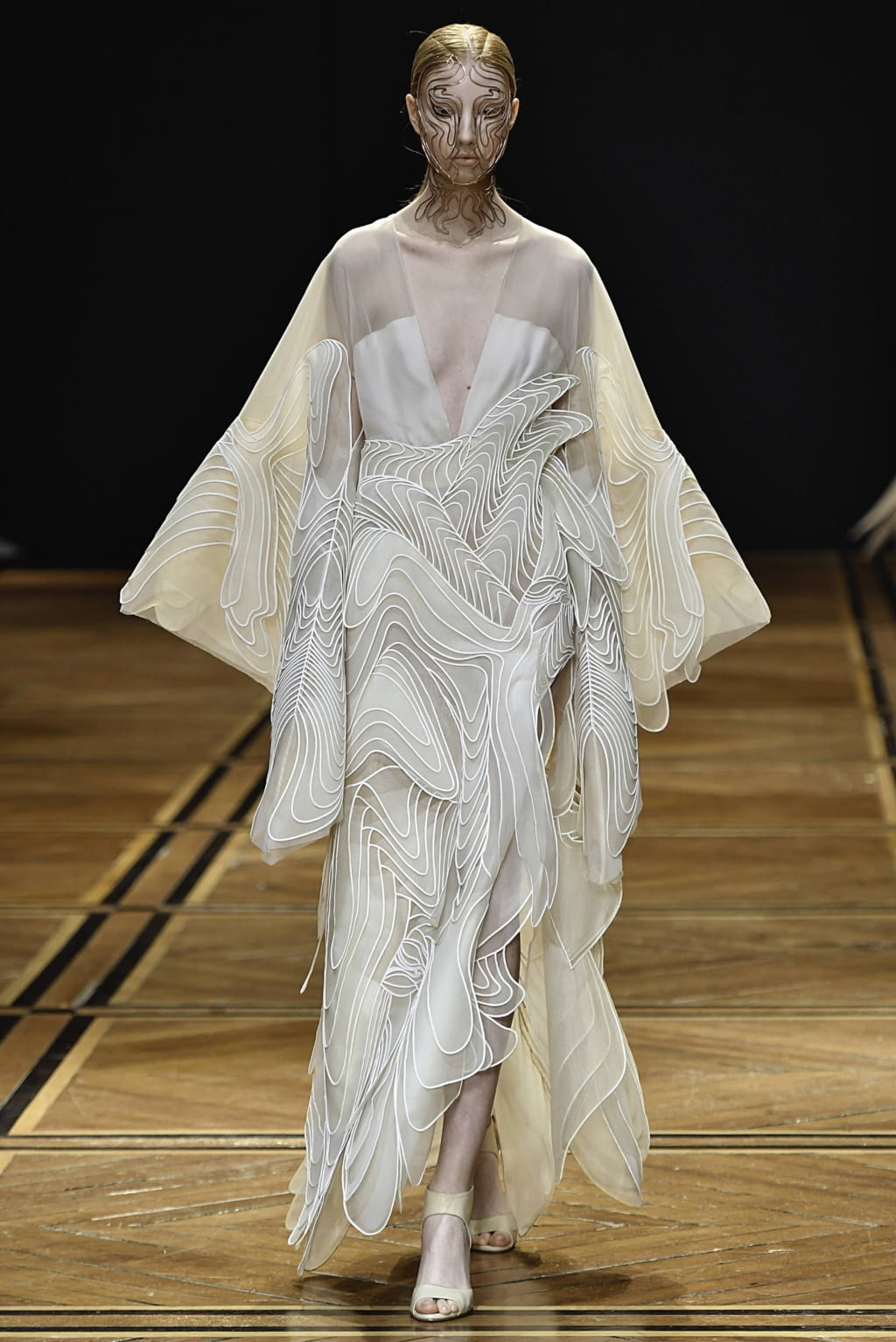 Fashion Week Paris Spring/Summer 2019 look 8 from the Iris Van Herpen collection couture