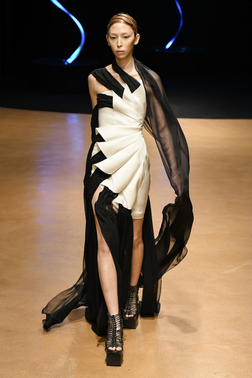 Fashion Week Paris Spring/Summer 2020 look 3 de la collection Iris Van Herpen couture