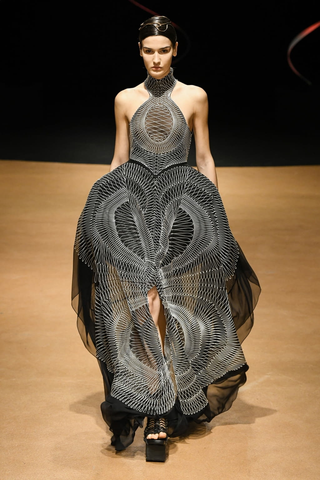 Fashion Week Paris Spring/Summer 2020 look 4 from the Iris Van Herpen collection couture