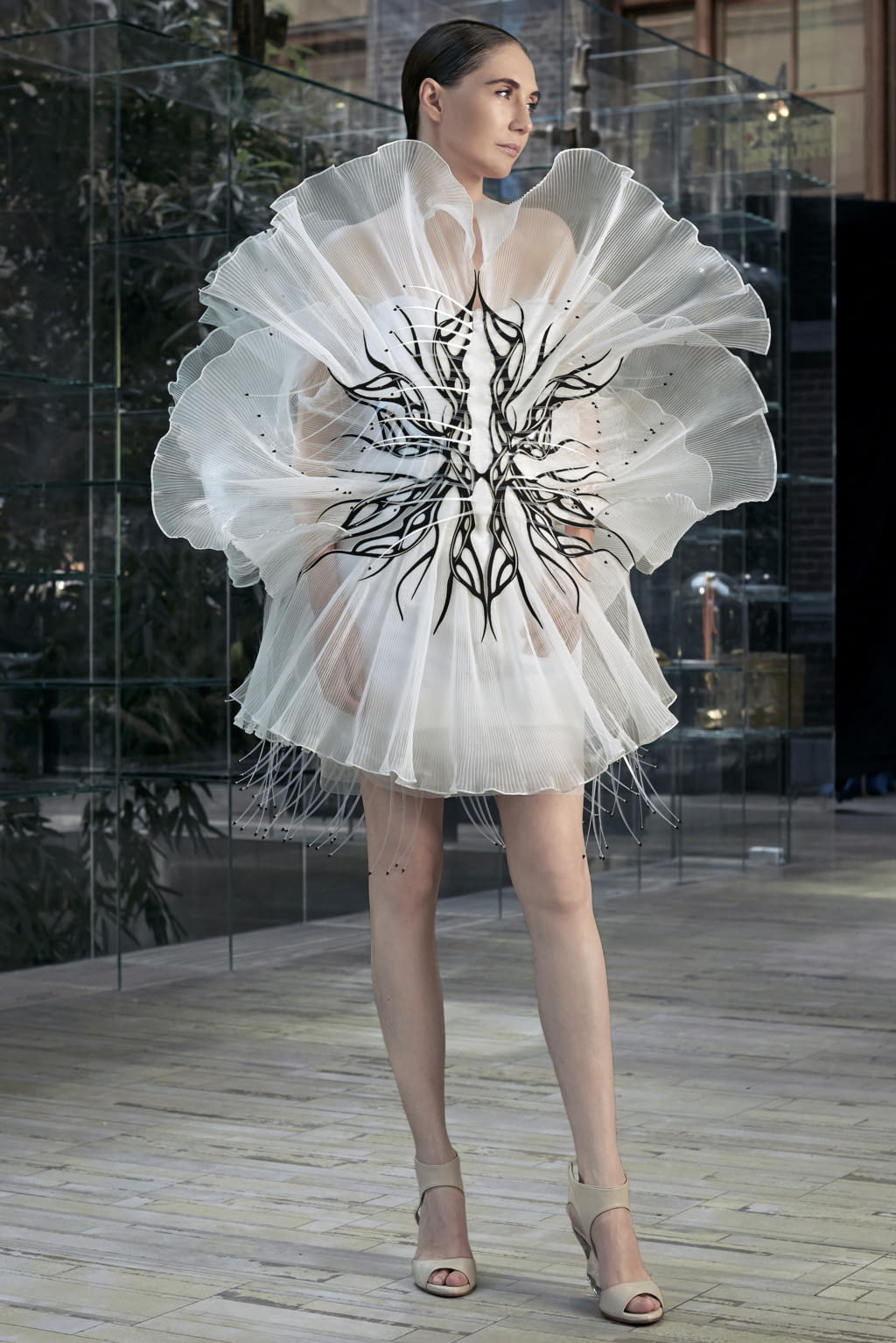 Fashion Week Paris Fall/Winter 2020 look 1 from the Iris Van Herpen collection 高级定制