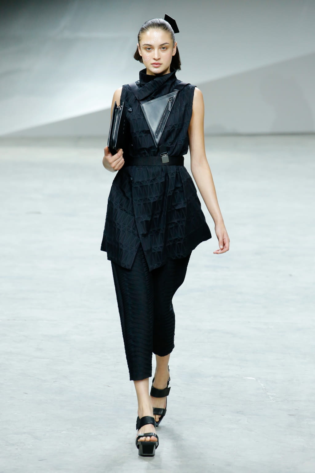 Fashion Week Paris Spring/Summer 2017 look 14 from the Issey Miyake collection womenswear