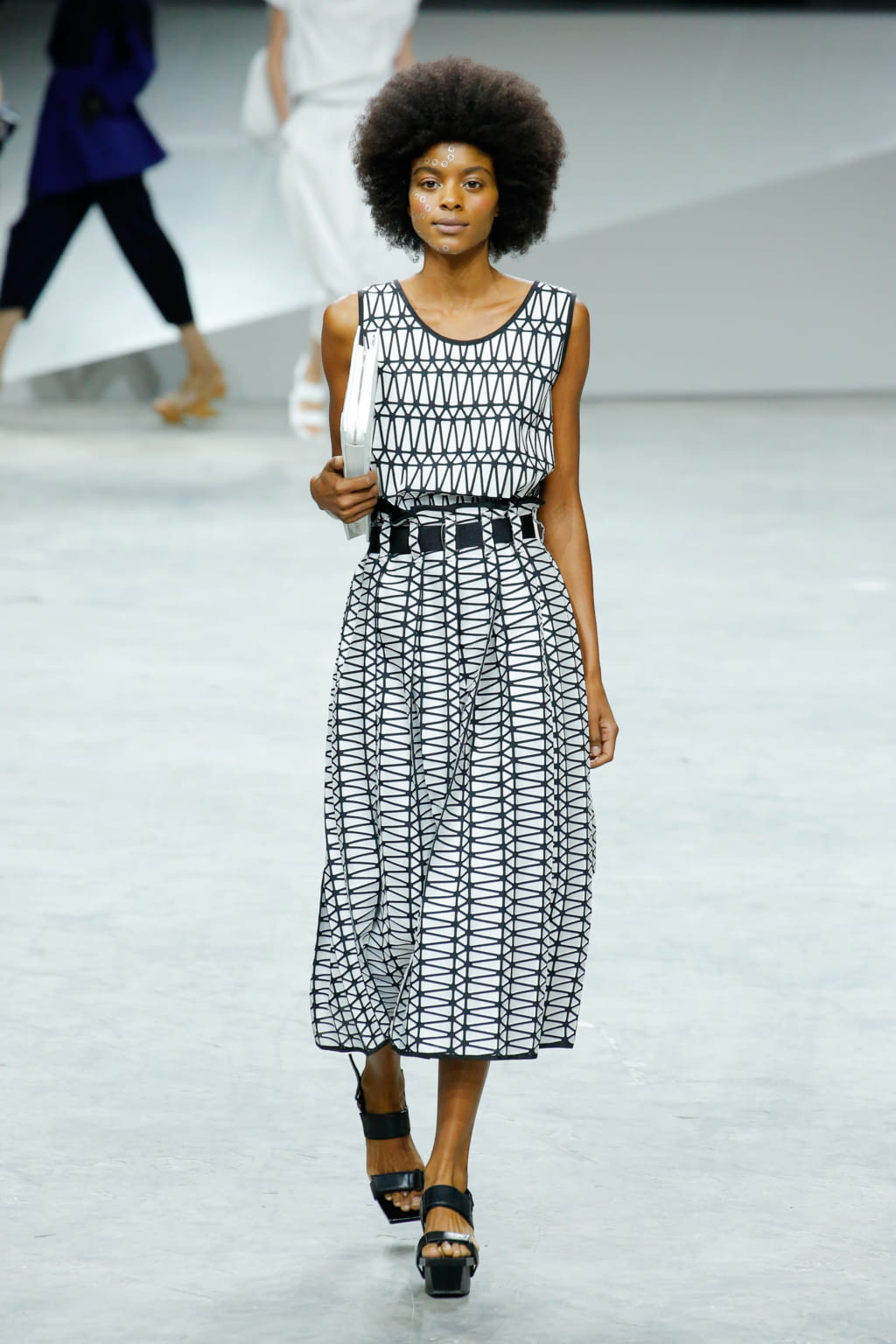 Fashion Week Paris Spring/Summer 2017 look 15 from the Issey Miyake collection 女装