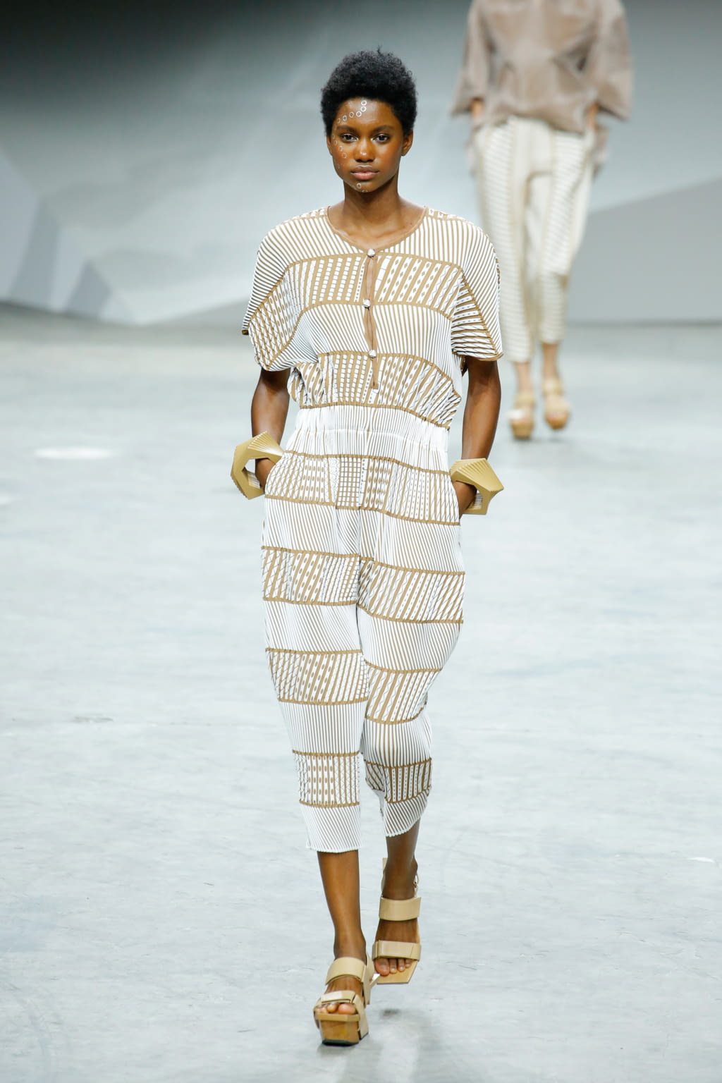 Fashion Week Paris Spring/Summer 2017 look 19 from the Issey Miyake collection womenswear