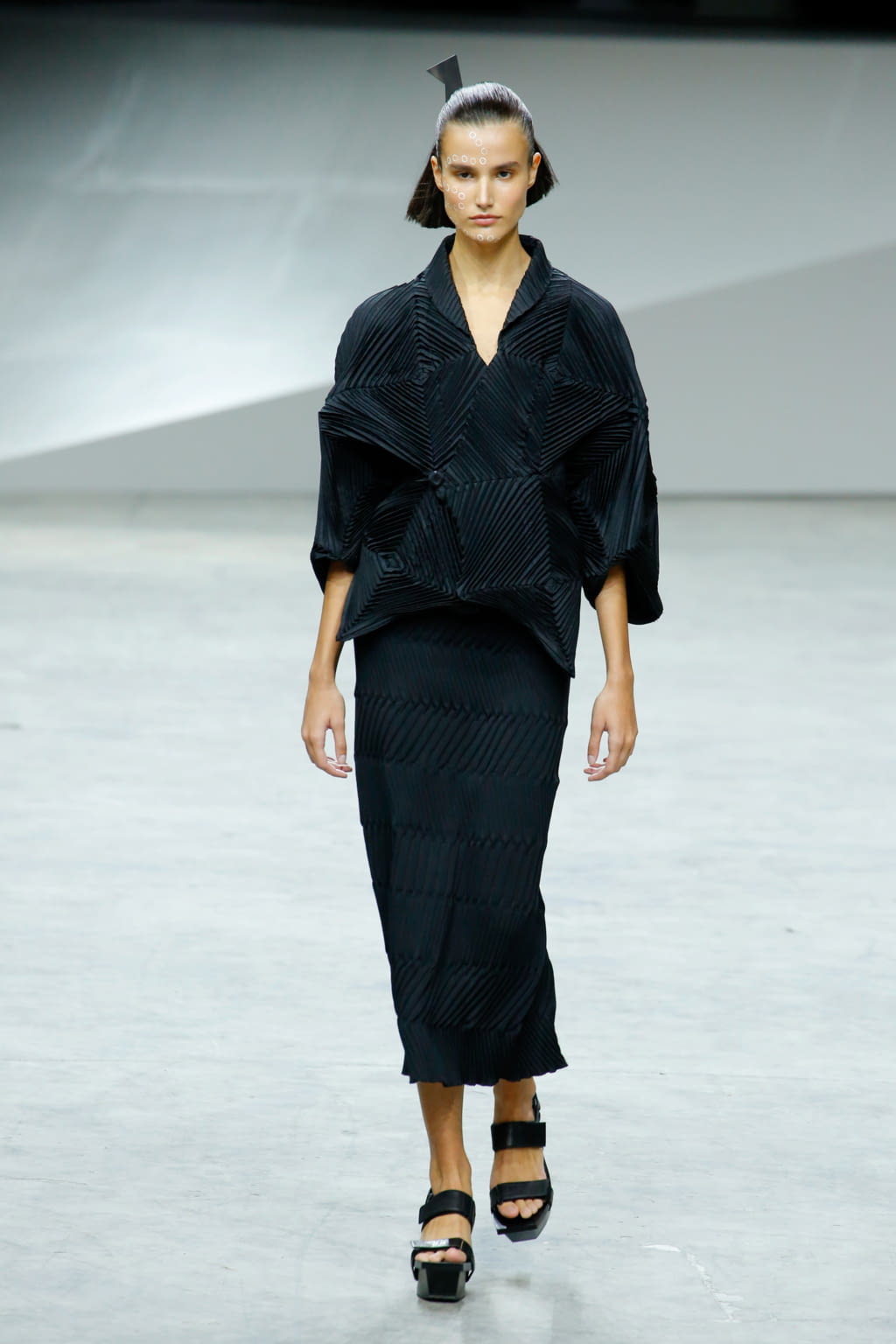 Fashion Week Paris Spring/Summer 2017 look 31 from the Issey Miyake collection womenswear