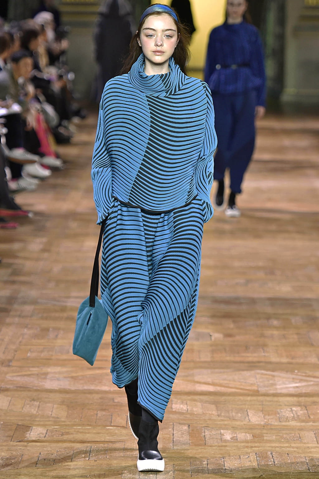 Fashion Week Paris Fall/Winter 2017 look 15 from the Issey Miyake collection womenswear
