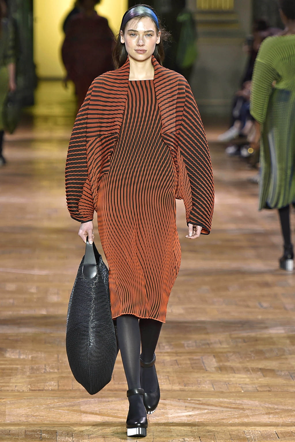 Fashion Week Paris Fall/Winter 2017 look 24 from the Issey Miyake collection womenswear