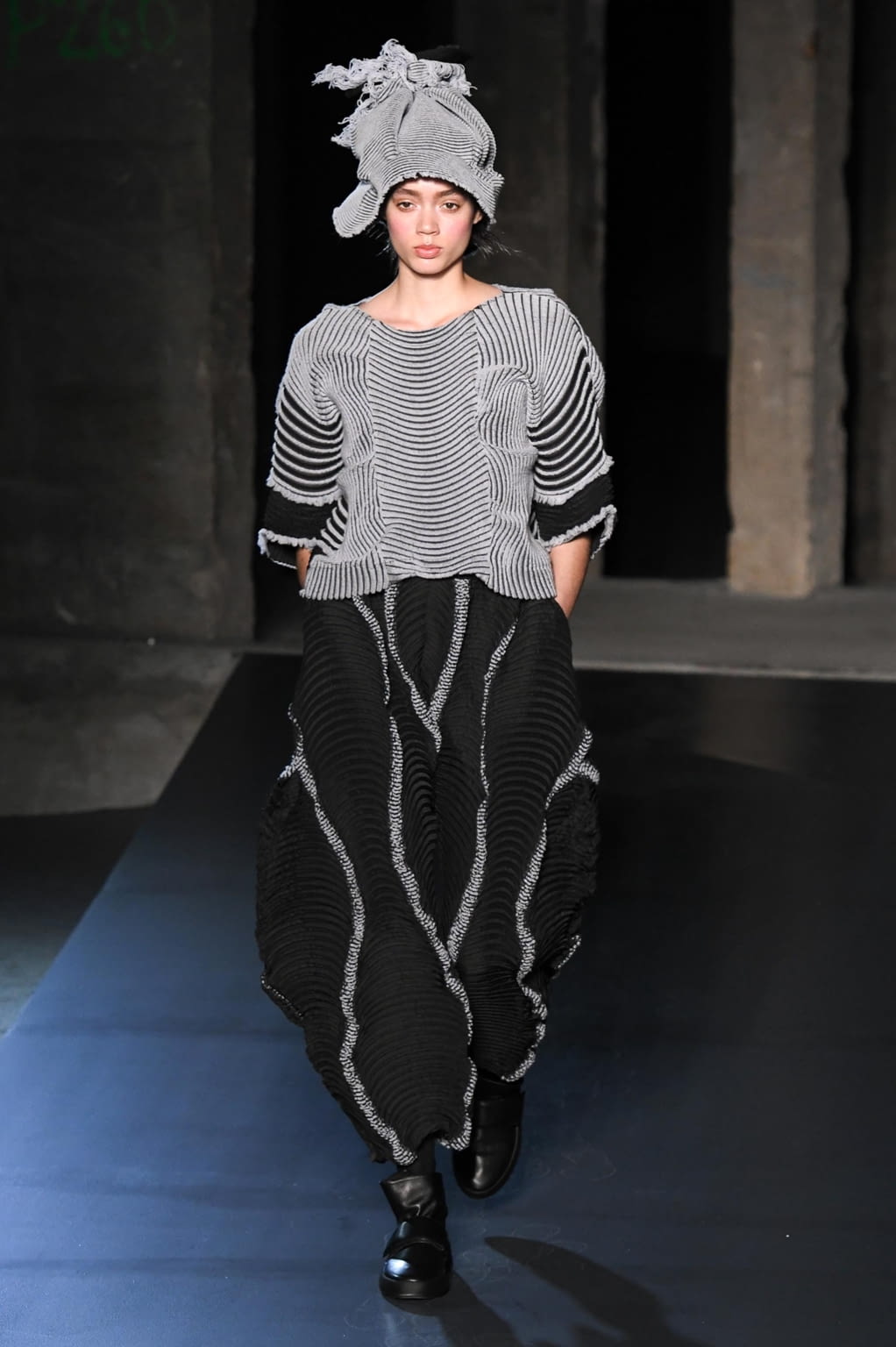 Fashion Week Paris Fall/Winter 2018 look 14 from the Issey Miyake collection 女装
