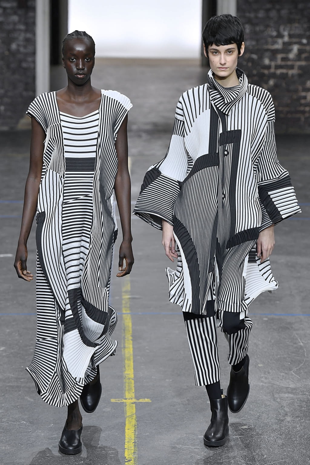 Fashion Week Paris Fall/Winter 2019 look 9 from the Issey Miyake collection 女装
