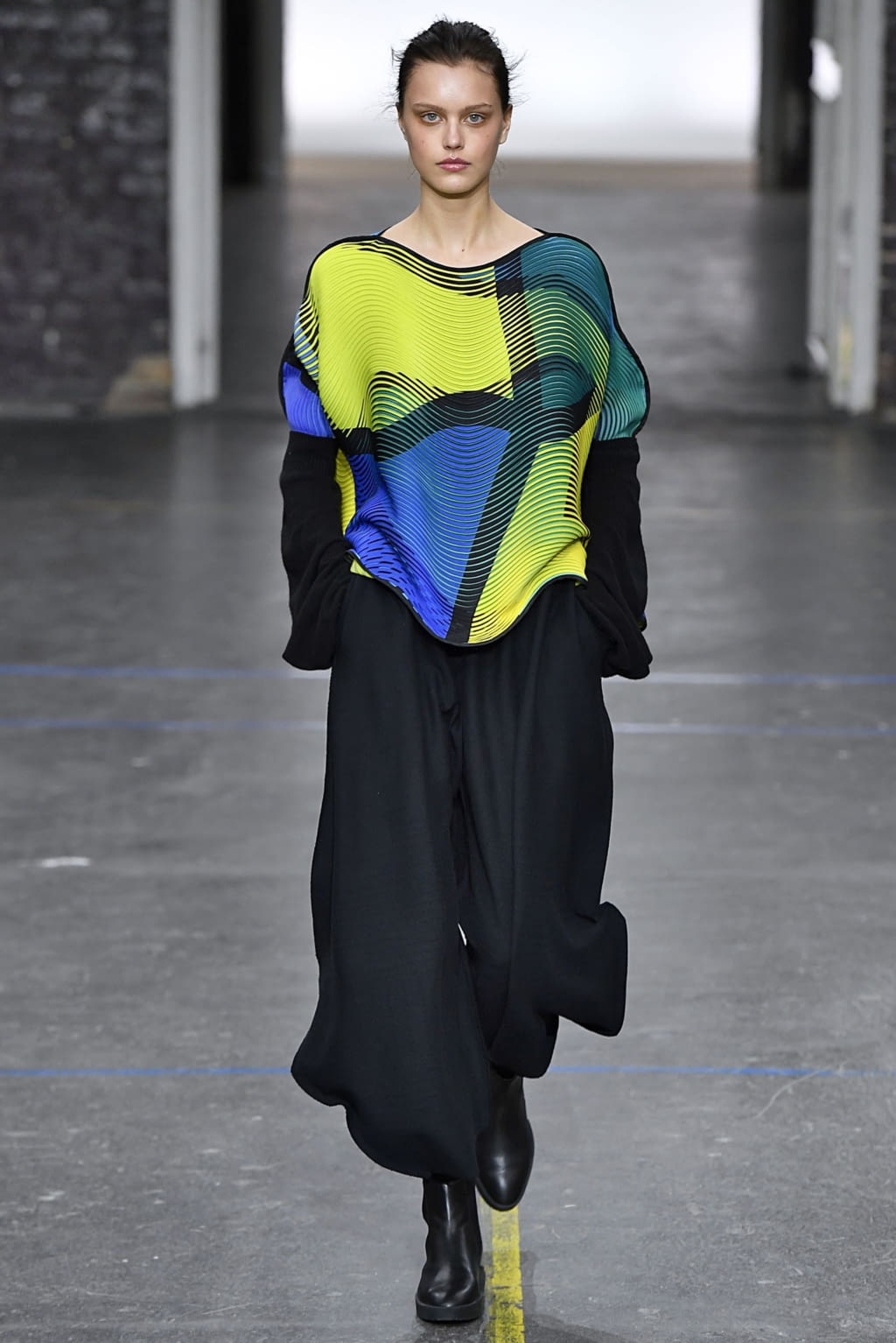 Fashion Week Paris Fall/Winter 2019 look 16 from the Issey Miyake collection 女装