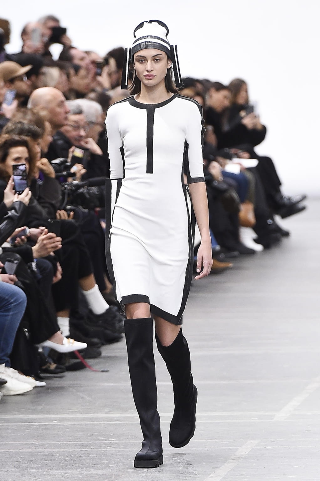 Fashion Week Paris Fall/Winter 2020 look 1 from the Issey Miyake collection 女装