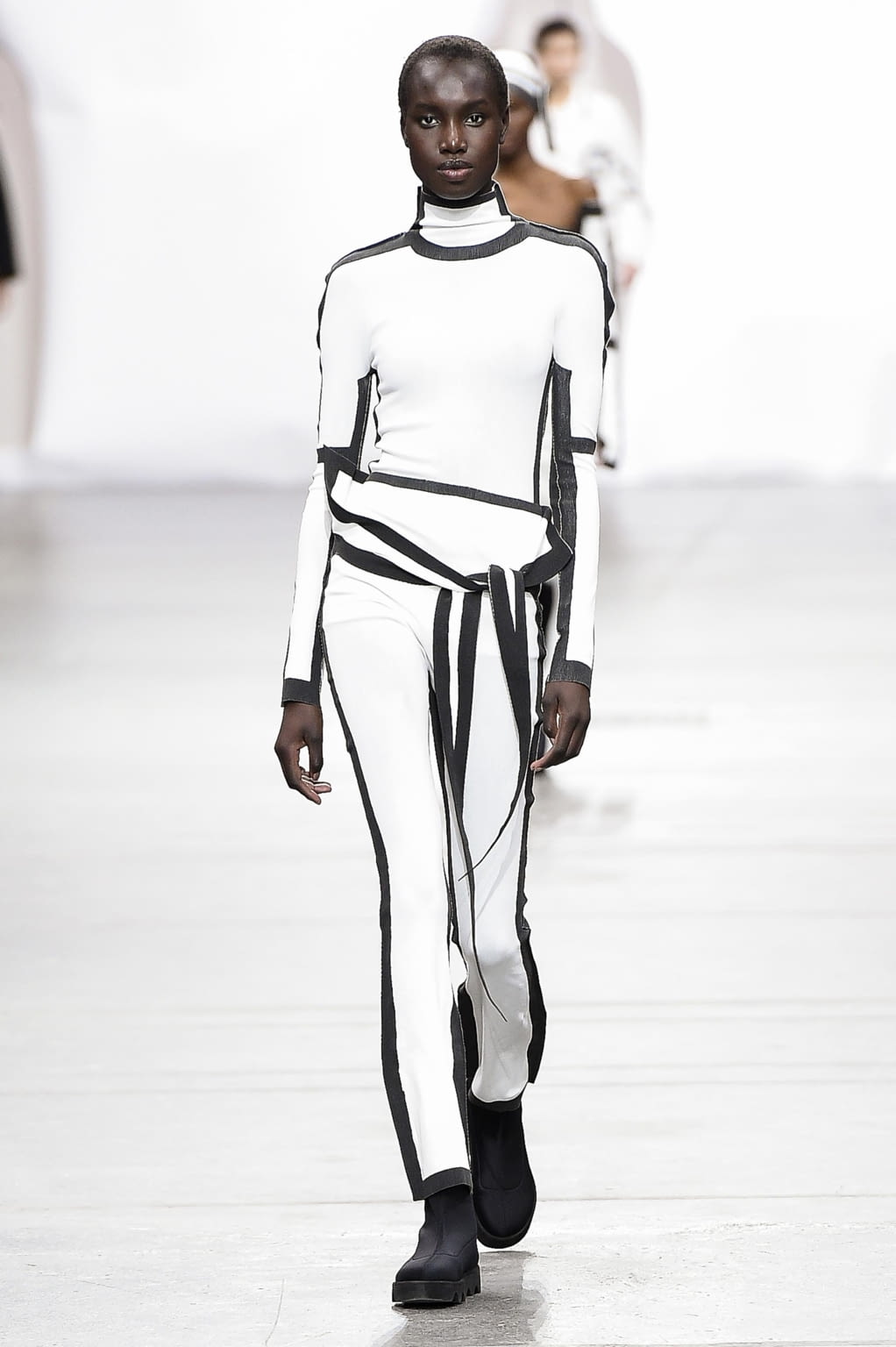 Fashion Week Paris Fall/Winter 2020 look 2 from the Issey Miyake collection 女装
