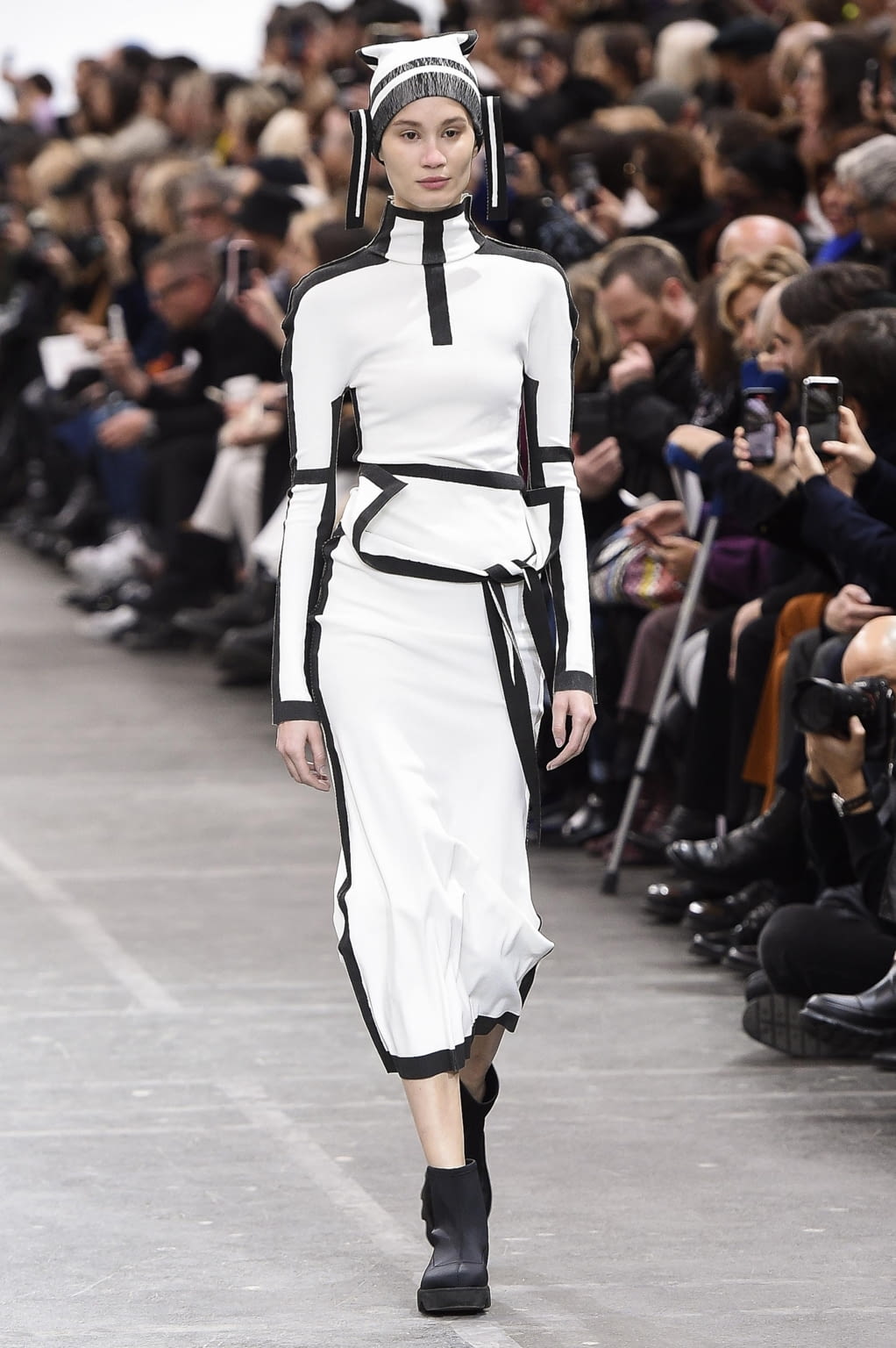 Fashion Week Paris Fall/Winter 2020 look 3 from the Issey Miyake collection 女装