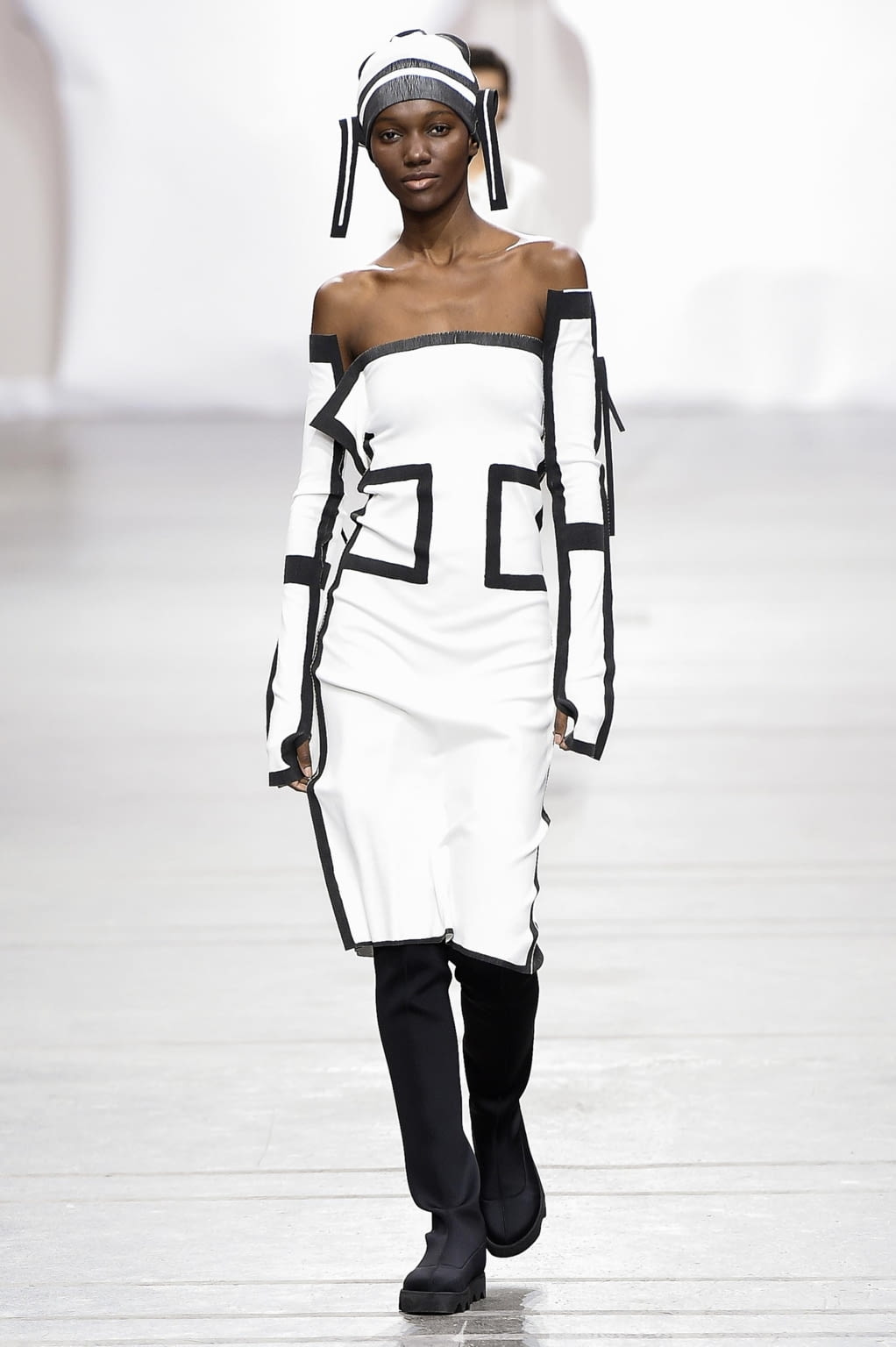 Fashion Week Paris Fall/Winter 2020 look 4 from the Issey Miyake collection womenswear