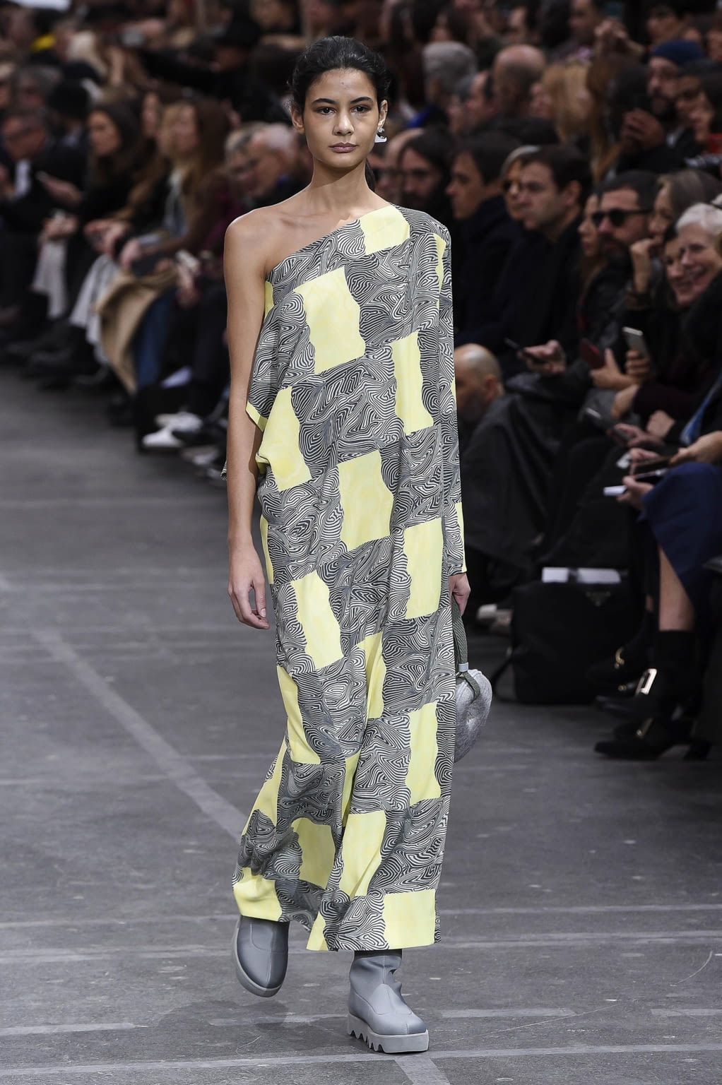 Fashion Week Paris Fall/Winter 2020 look 21 from the Issey Miyake collection womenswear