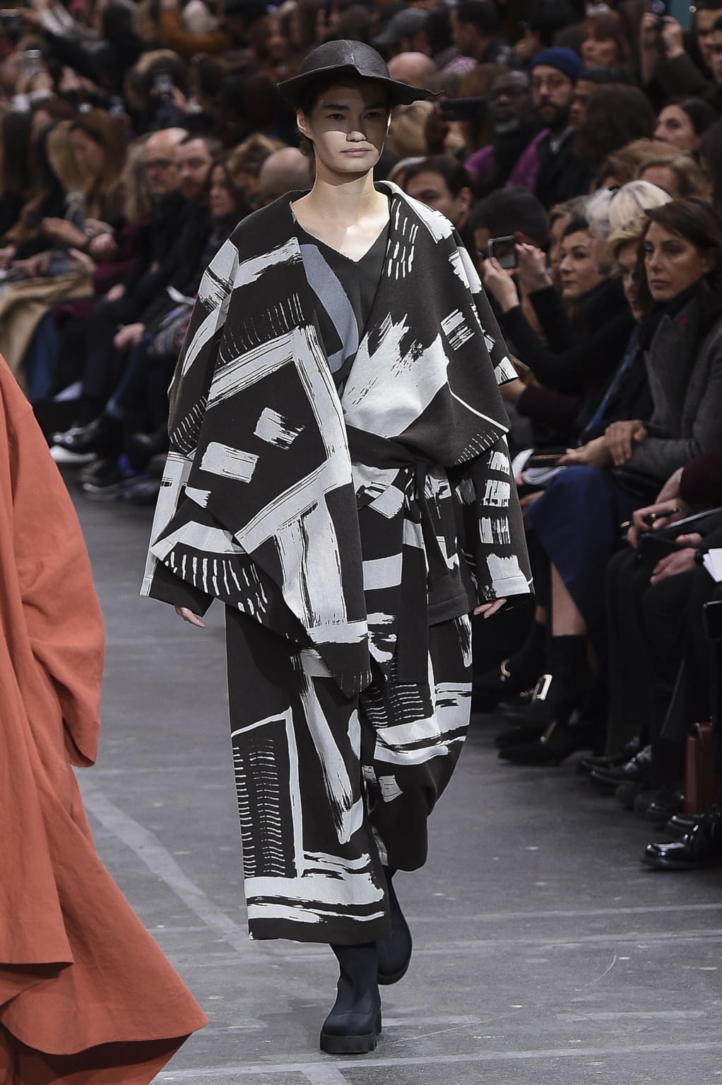 Fashion Week Paris Fall/Winter 2020 look 32 from the Issey Miyake collection womenswear