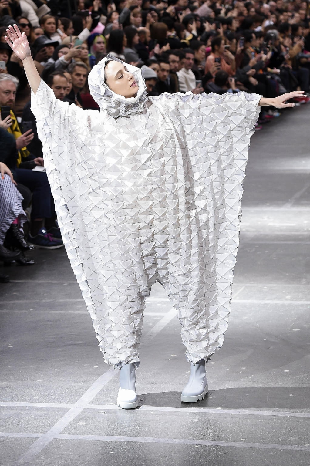 Fashion Week Paris Fall/Winter 2020 look 43 from the Issey Miyake collection womenswear