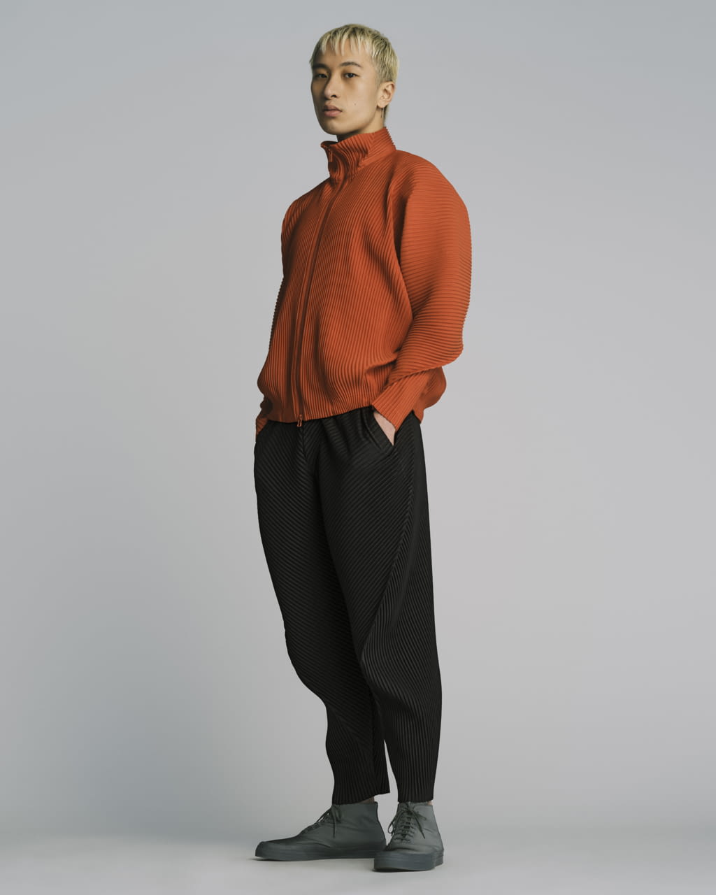 Fashion Week Paris Fall/Winter 2022 look 6 from the HOMME PLISSÉ ISSEY MIYAKE collection menswear