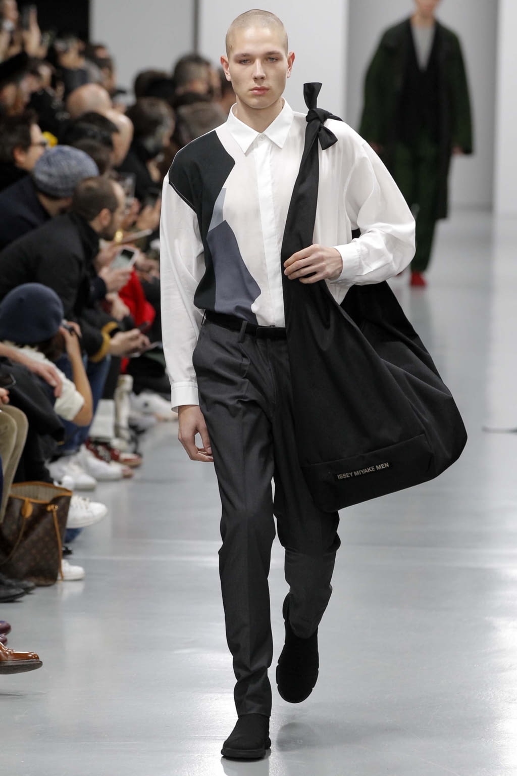 Fashion Week Paris Fall/Winter 2018 look 24 from the Issey Miyake Men collection menswear