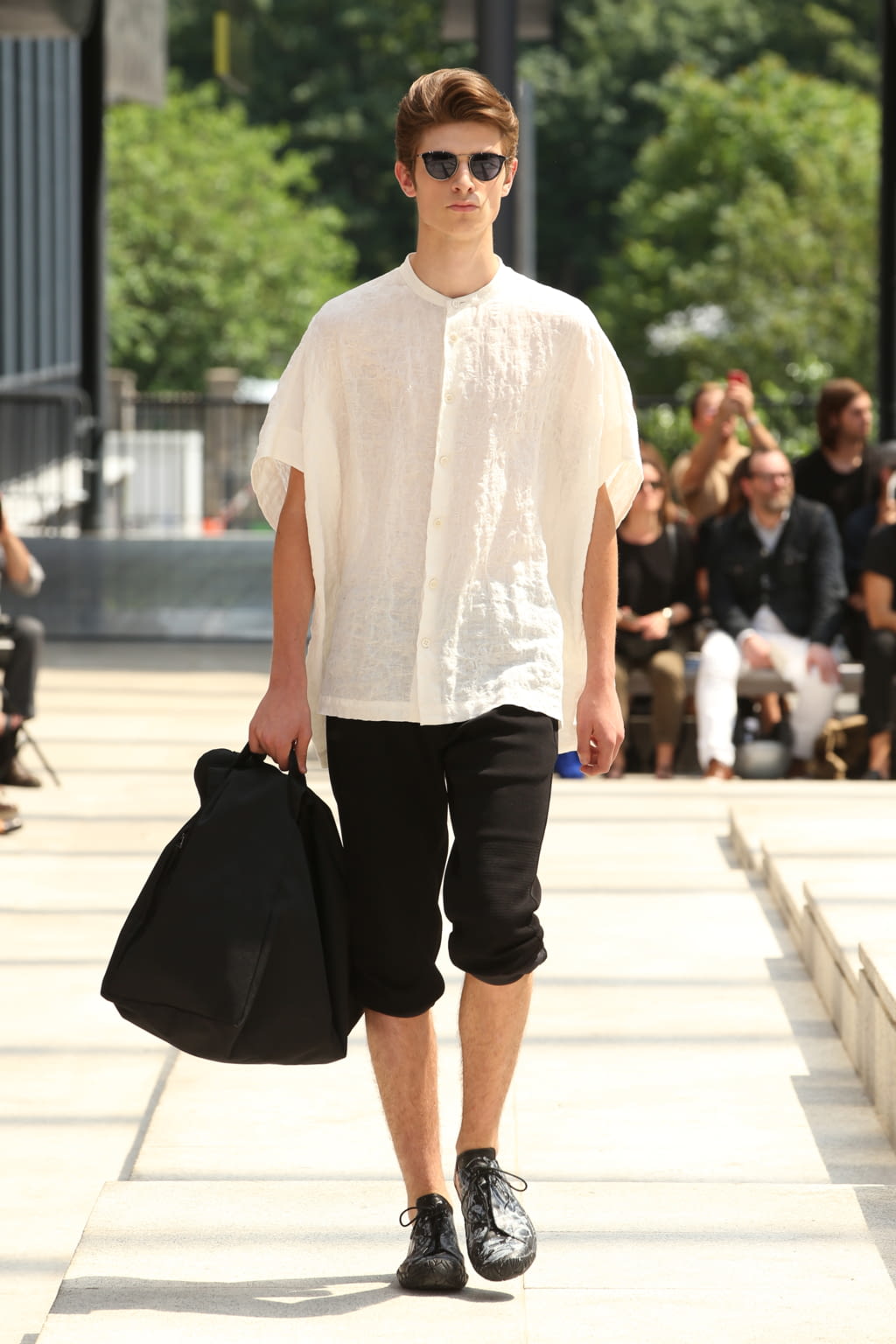 Fashion Week Paris Spring/Summer 2017 look 6 from the Issey Miyake Men collection menswear