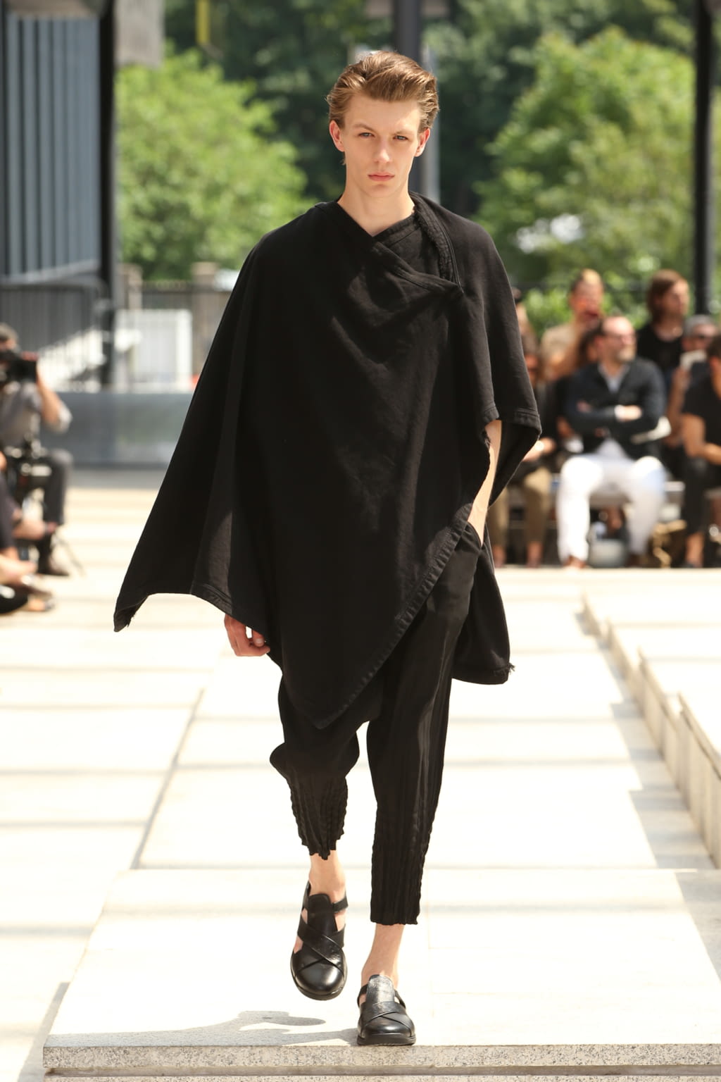Fashion Week Paris Spring/Summer 2017 look 7 from the Issey Miyake Men collection 男装