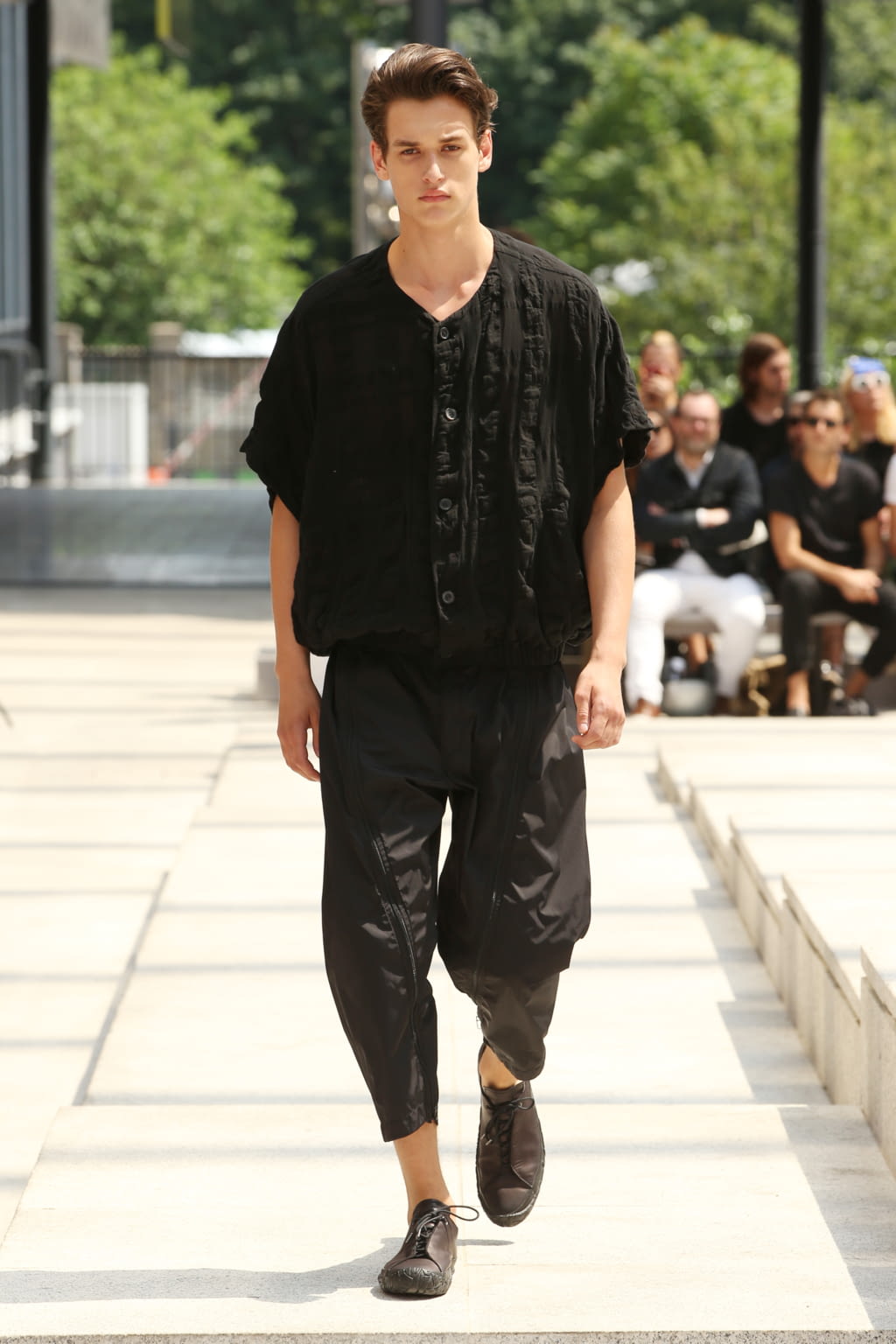 Fashion Week Paris Spring/Summer 2017 look 12 from the Issey Miyake Men collection 男装