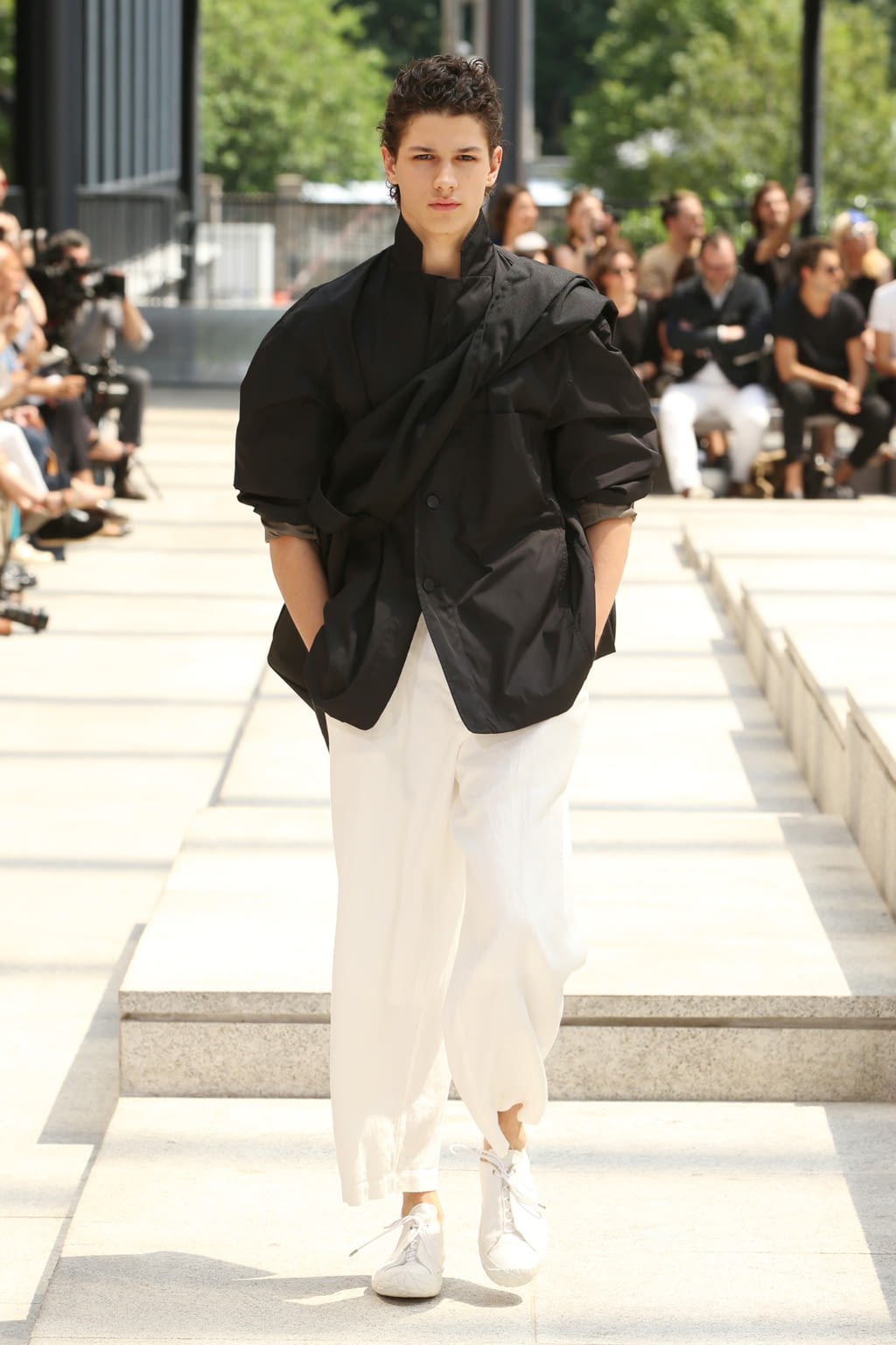 Fashion Week Paris Spring/Summer 2017 look 14 from the Issey Miyake Men collection menswear
