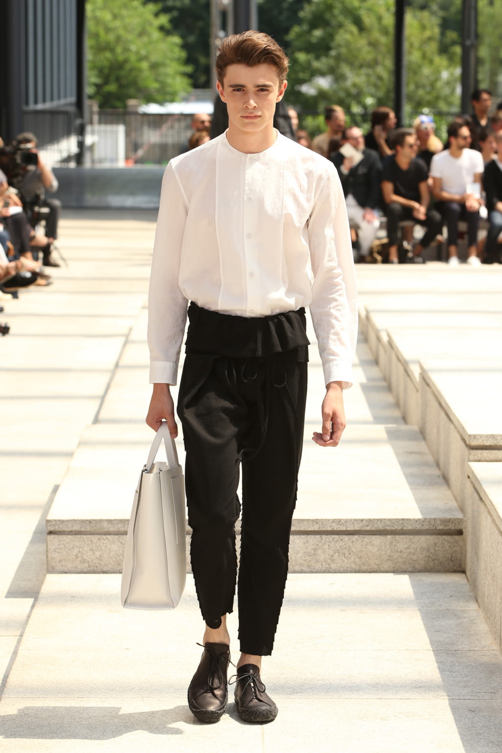 Fashion Week Paris Spring/Summer 2017 look 15 from the Issey Miyake Men collection menswear