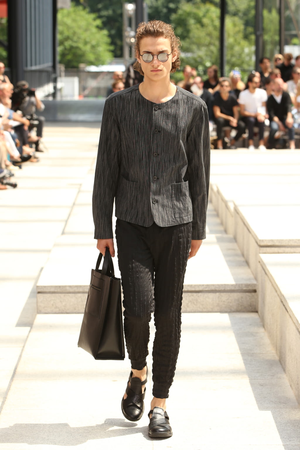 Fashion Week Paris Spring/Summer 2017 look 16 from the Issey Miyake Men collection 男装