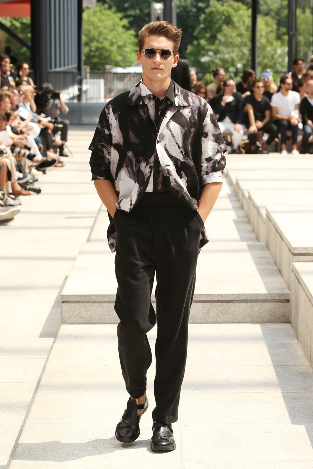 Fashion Week Paris Spring/Summer 2017 look 17 from the Issey Miyake Men collection 男装