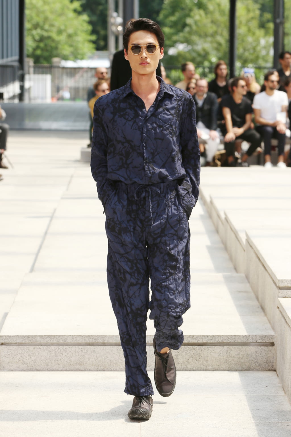 Fashion Week Paris Spring/Summer 2017 look 20 from the Issey Miyake Men collection 男装