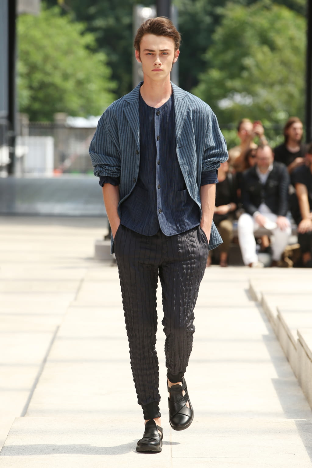 Fashion Week Paris Spring/Summer 2017 look 22 from the Issey Miyake Men collection 男装