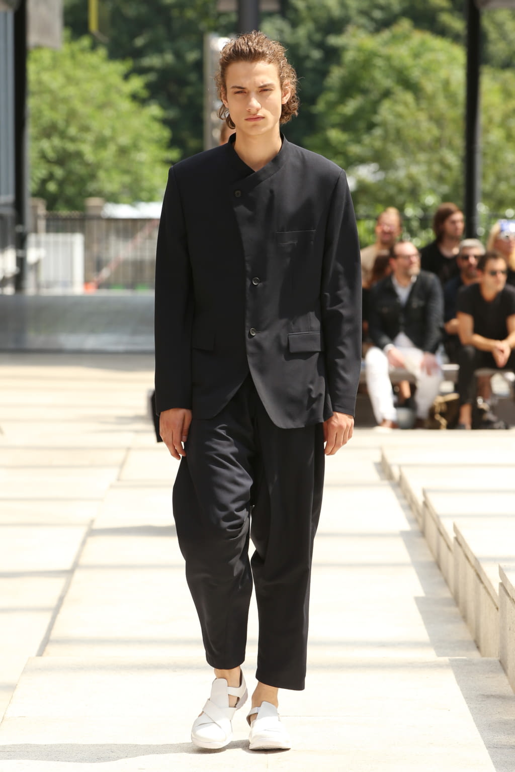 Fashion Week Paris Spring/Summer 2017 look 37 from the Issey Miyake Men collection menswear
