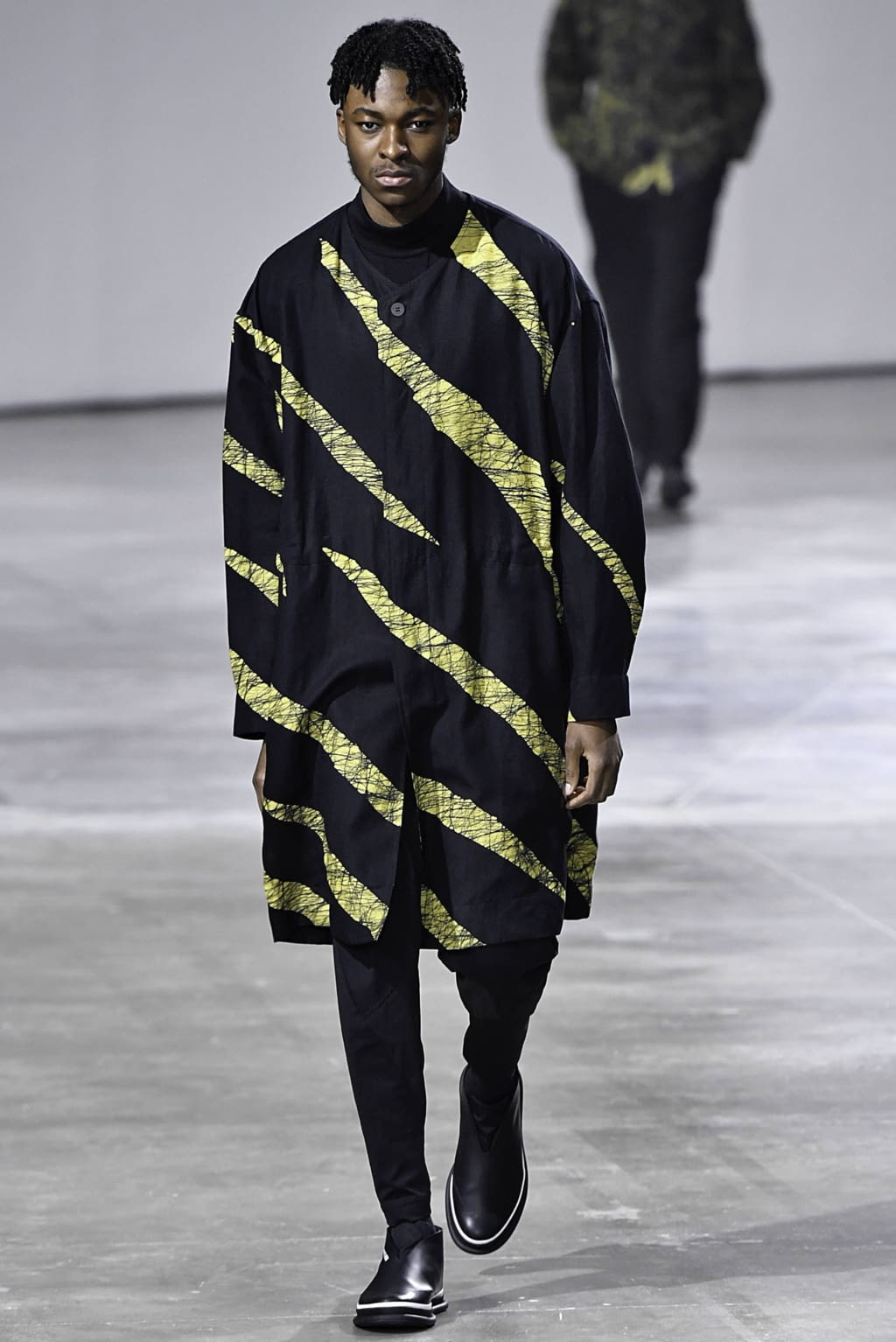Fashion Week Paris Fall/Winter 2019 look 2 de la collection Issey Miyake Men menswear