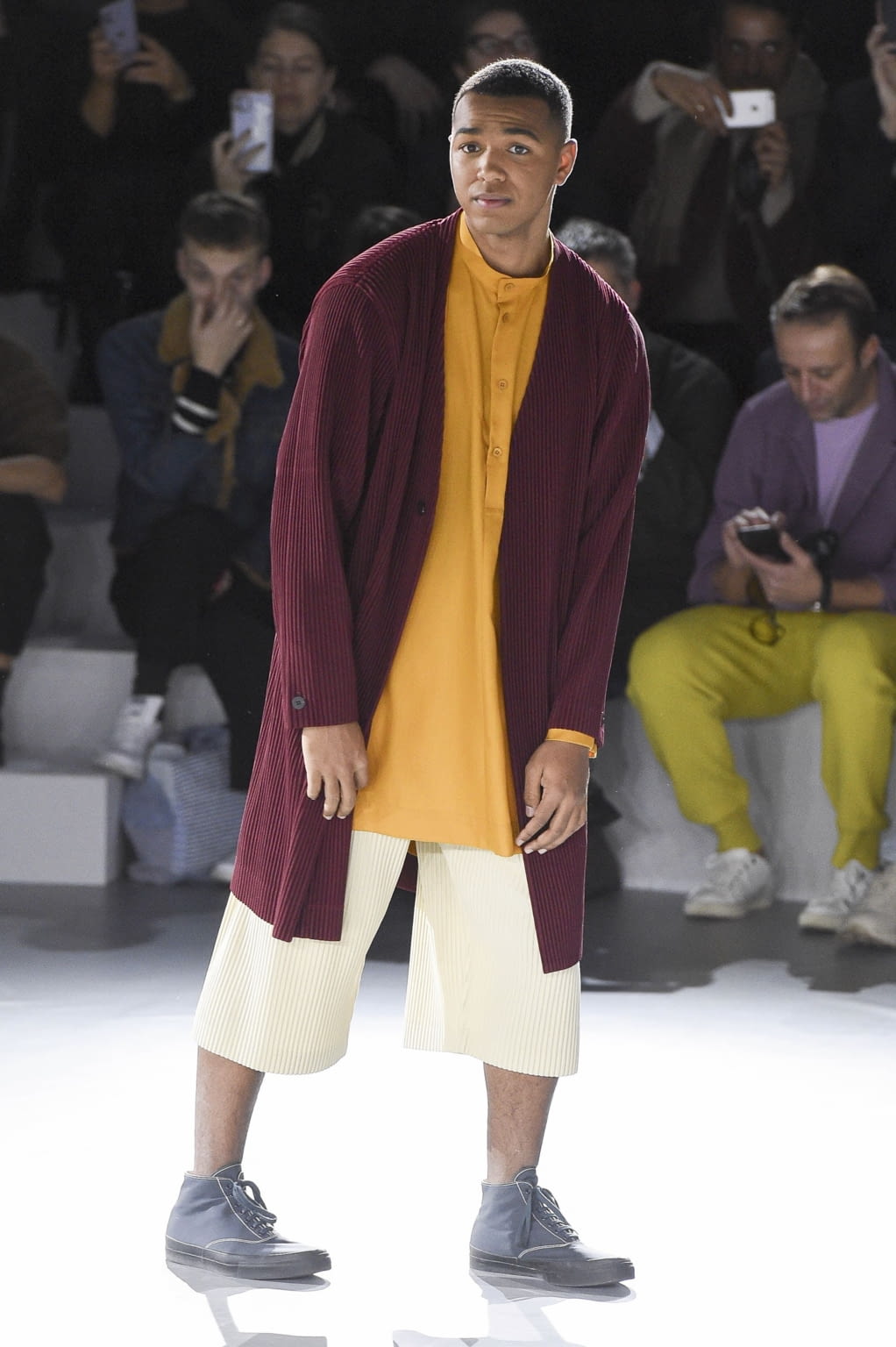 Fashion Week Paris Fall/Winter 2020 look 2 de la collection HOMME PLISSÉ ISSEY MIYAKE menswear