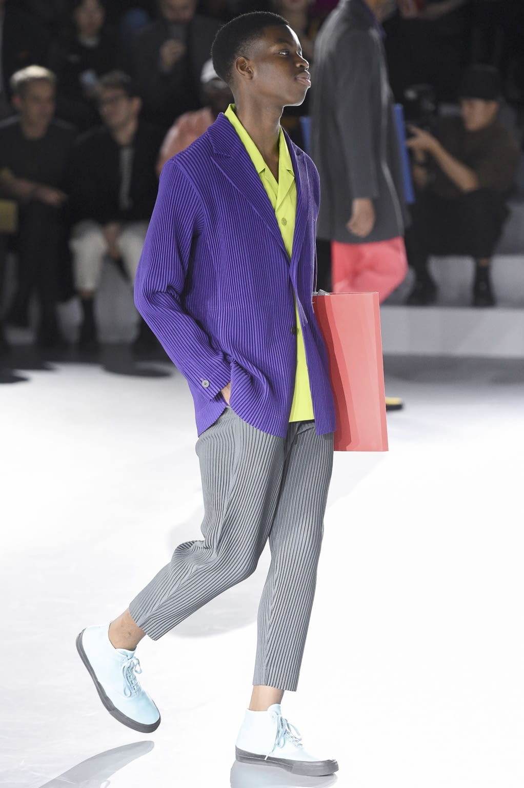Fashion Week Paris Fall/Winter 2020 look 1 from the HOMME PLISSÉ ISSEY MIYAKE collection menswear