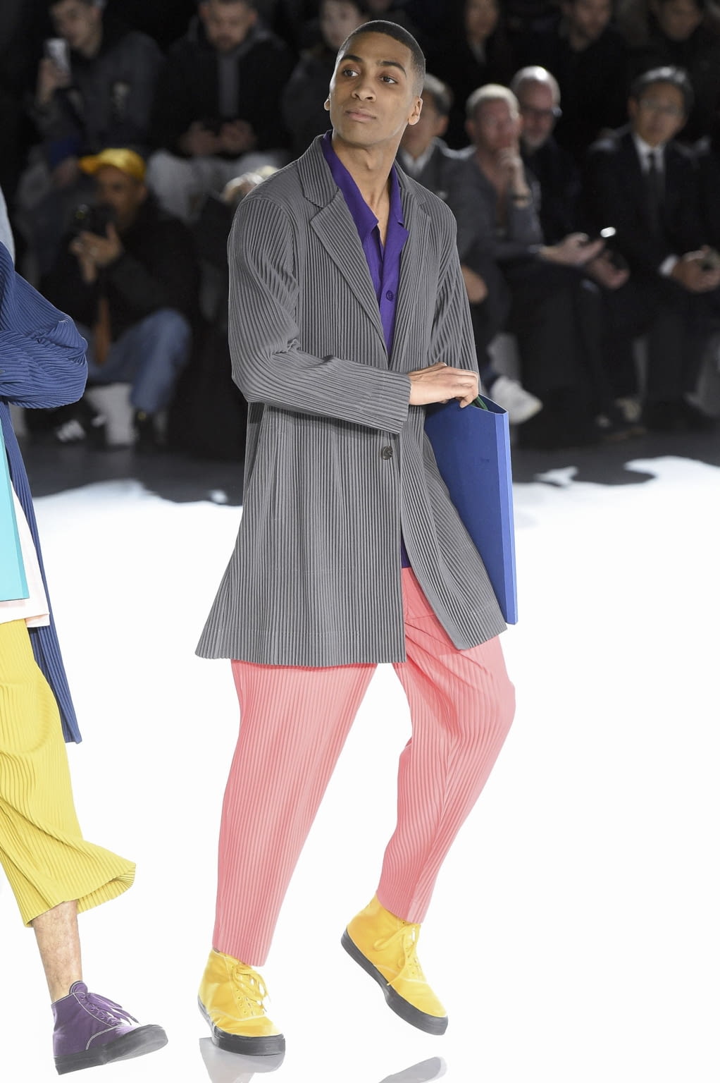 Fashion Week Paris Fall/Winter 2020 look 3 from the HOMME PLISSÉ ISSEY MIYAKE collection menswear