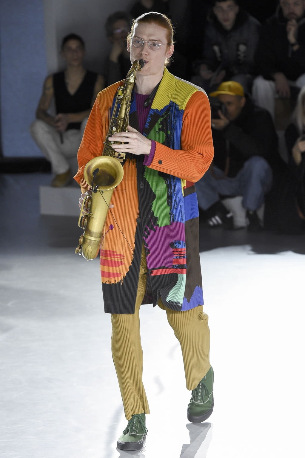 Fashion Week Paris Fall/Winter 2020 look 9 from the HOMME PLISSÉ ISSEY MIYAKE collection 男装