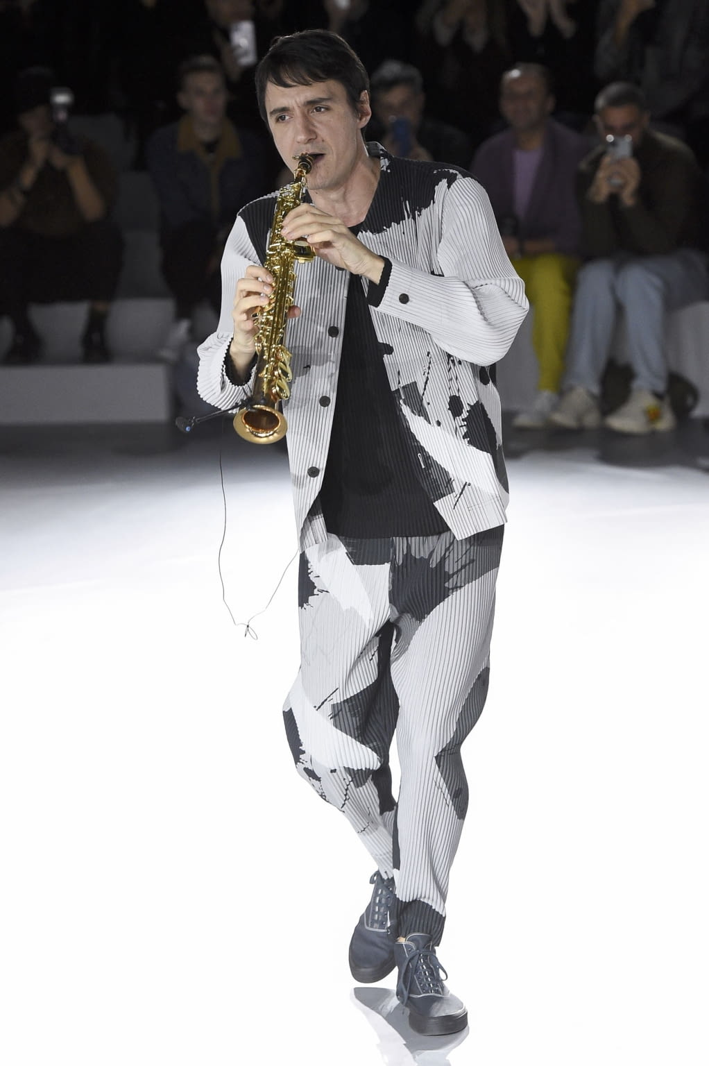 Fashion Week Paris Fall/Winter 2020 look 10 from the HOMME PLISSÉ ISSEY MIYAKE collection menswear