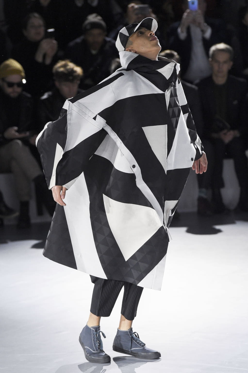 Fashion Week Paris Fall/Winter 2020 look 14 from the HOMME PLISSÉ ISSEY MIYAKE collection 男装