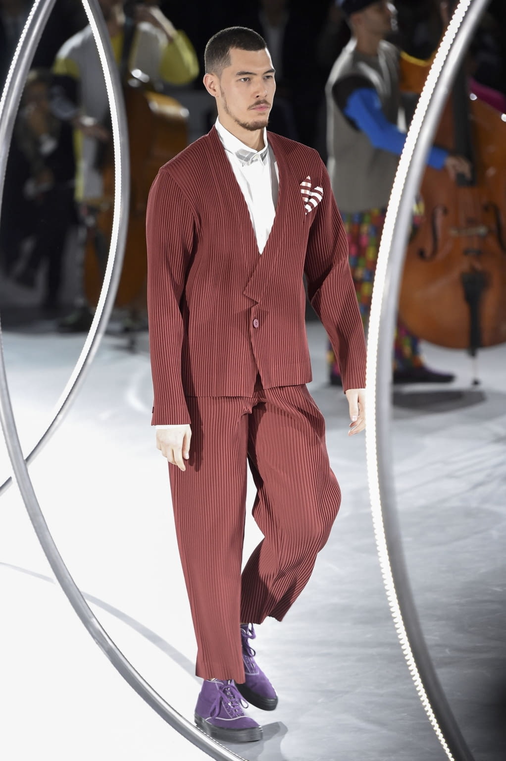 Fashion Week Paris Fall/Winter 2020 look 43 from the HOMME PLISSÉ ISSEY MIYAKE collection 男装